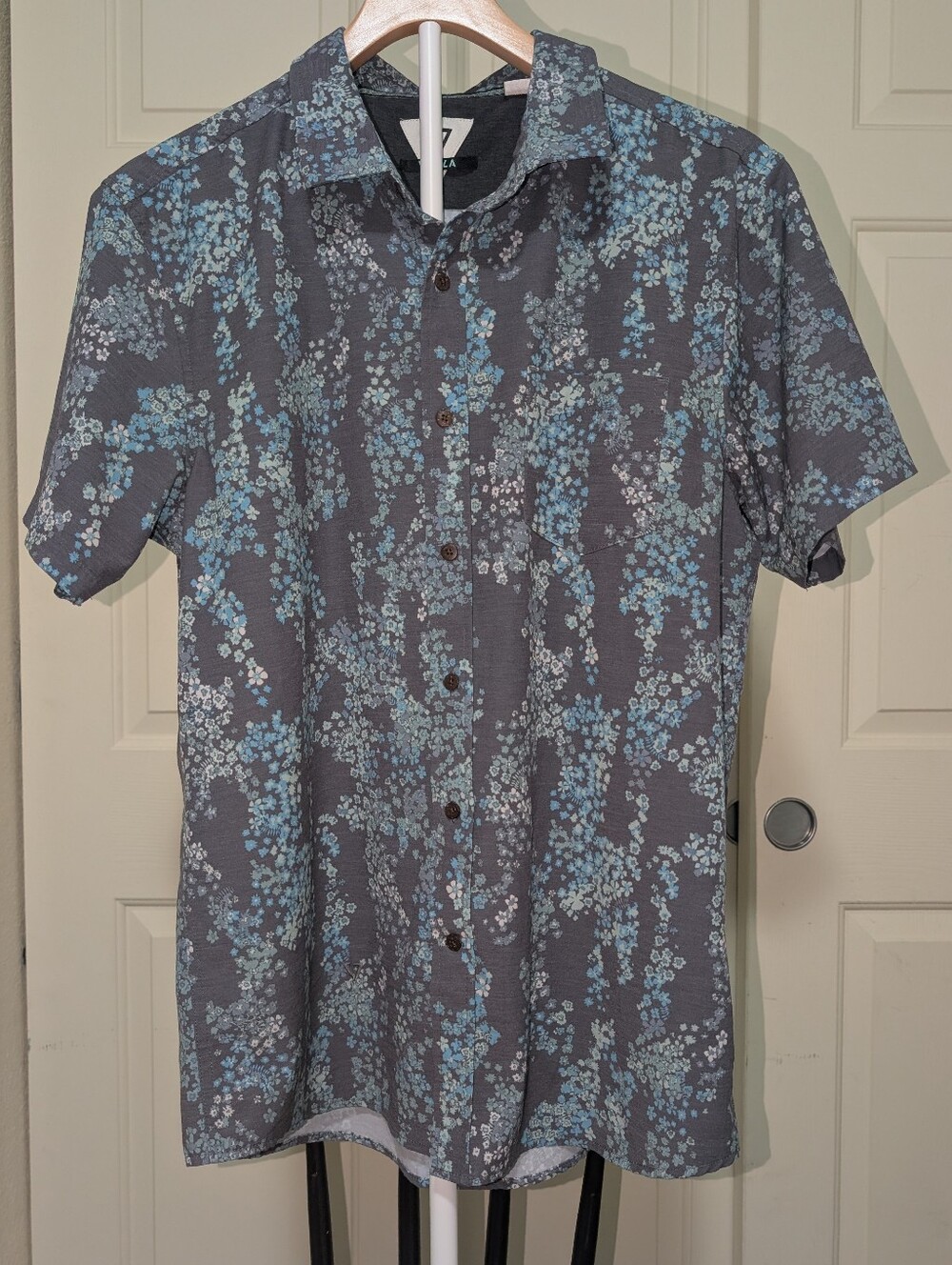 Vissla Botanica Eco Short Sleeve Button Up Shirt Men's Medium M Graphite Floral